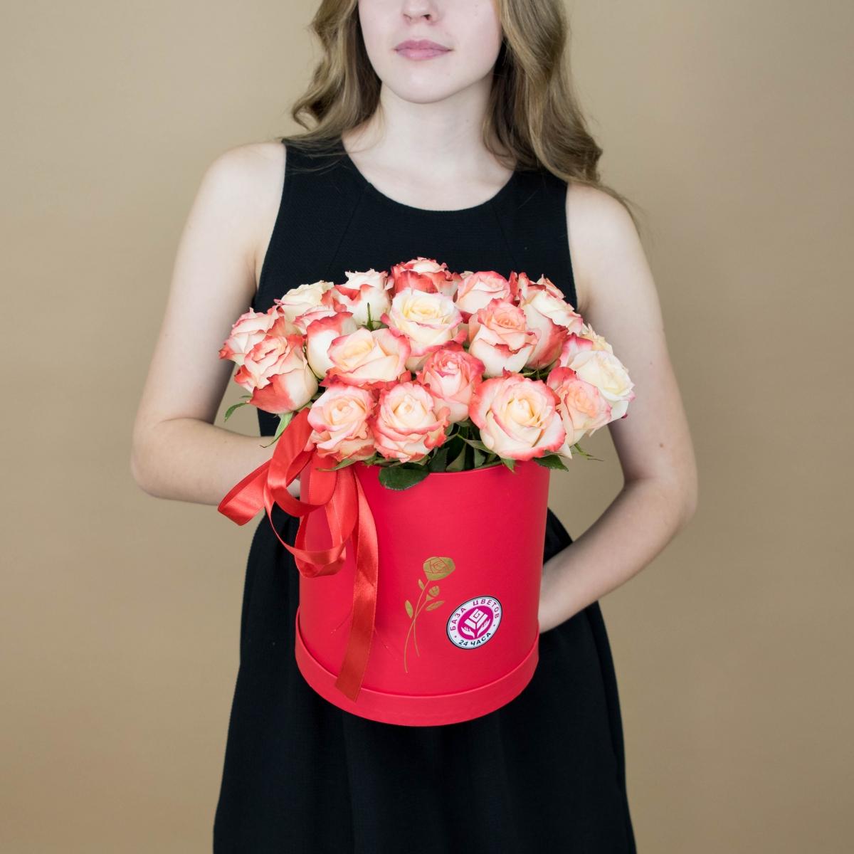 Розы красно-белые в шляпной коробке артикул букета: 104