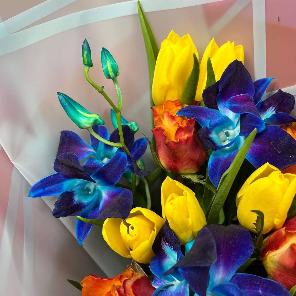 Букет с 15 жёлтыми тюльпанами и орхидеями